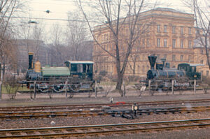 Lokomotivy typu ATE IIa a IIb před nádražím v rakouském Linci.