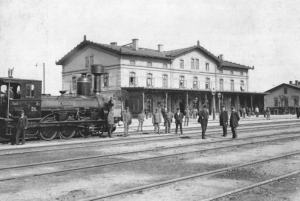 SAXONIA byla mírně vylepšeným typem lokomotivy pro ATE. Její jméno odkazuje na tehdejší zvyk pojmenovávat lokomotivy podle významných dolů. V případě stáčírny pak také trochu podle zřídelních lokalit.