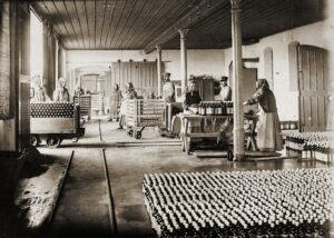 Nakládková rampa slouží i ve 21. století, tentokrát ale k nakládání silniční přepravy. Kapacita dnešního kontejneru se zcela vyrovná kapacitě tehdejšího celého vlaku. V popředí vidíme „točnu“, na které se vozík otočil do pravého úhlu. Lahve byly proti rozbití zabezpečeny senem.